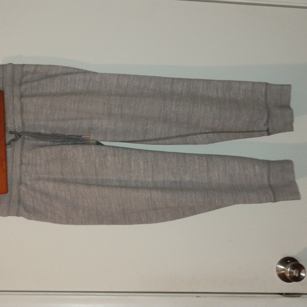 lululemon athletica Tea Lounge Crop Joggers. Womens size 6. Heather Gray color. - Picture 4 of 15